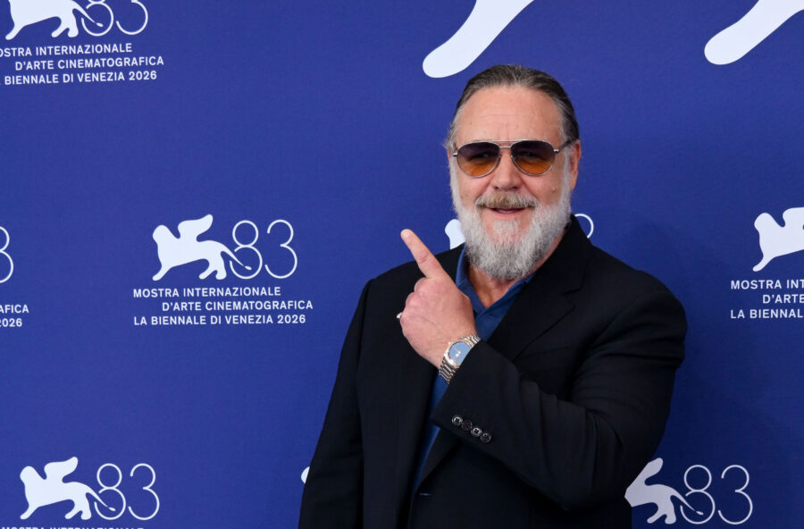 Venezia 83: Russell Crowe arriva a suon di musica